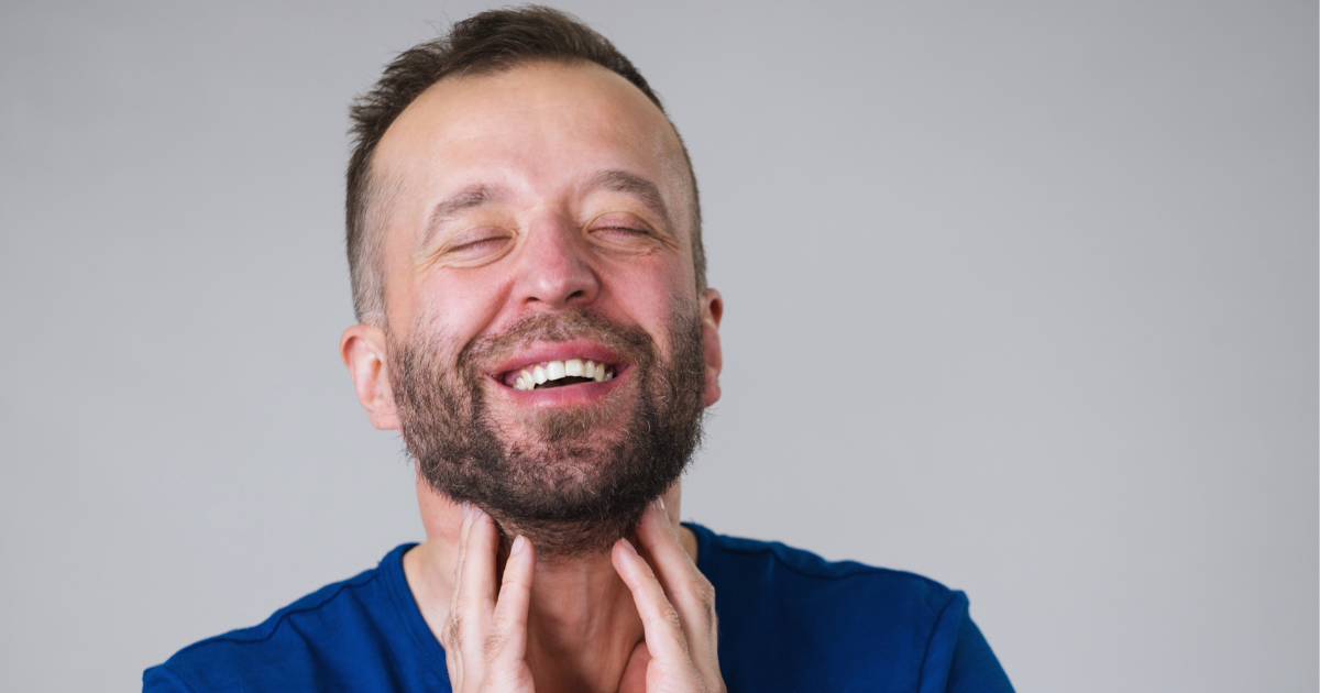 Imagem mostra uma pessoa demonstrando alivio de dor