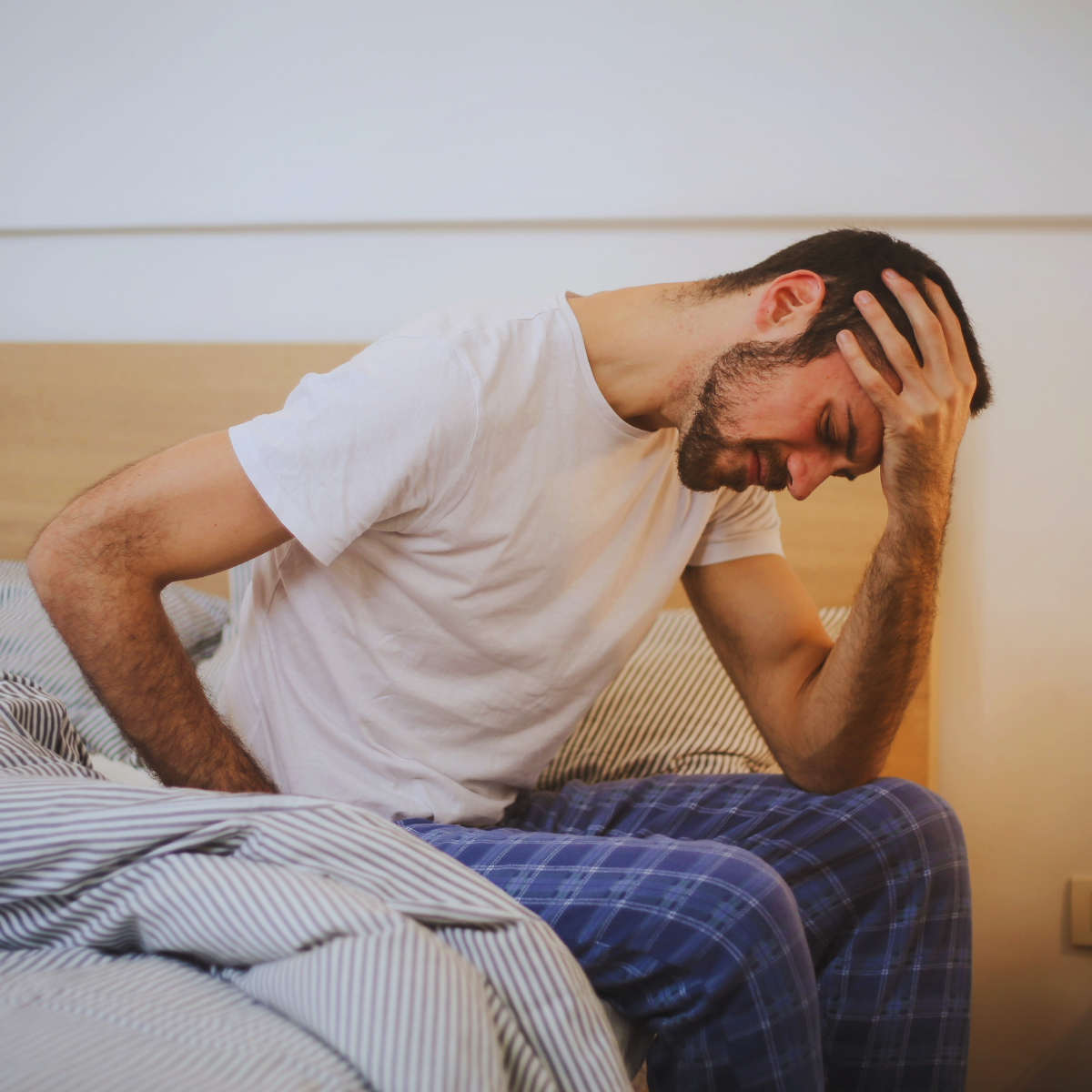 Imagem ilustra um dos principais sintomas da fibromialgia que é a dor