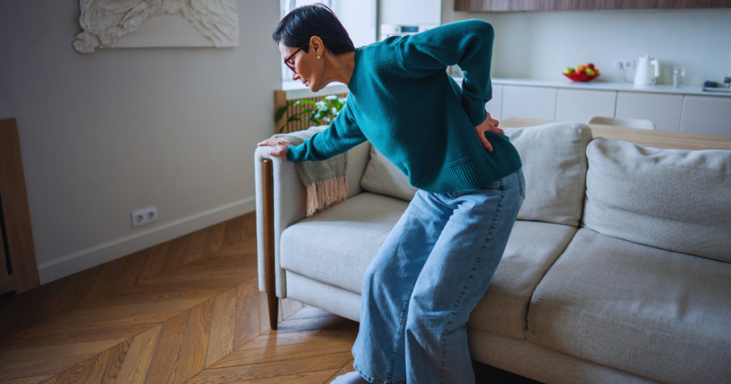 Imagem ilustrativa da dor crônica, onde mostra uma pessoa com dor na coluna.